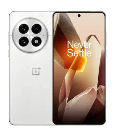 6.82-inch QHD+ LTPO AMOLED 120Hz screen on OnePlus 13 showing OxygenOS 15 Android 15 with 4500 nits brightness and Ceramic Guard protection
