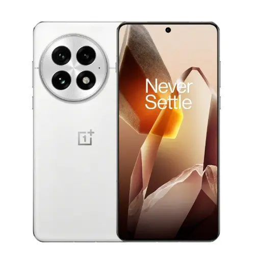 6.82-inch QHD+ LTPO AMOLED 120Hz screen on OnePlus 13 showing OxygenOS 15 Android 15 with 4500 nits brightness and Ceramic Guard protection